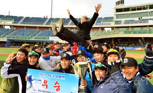 동성고는 12일 포항구장에서 열린 2013 야구대제전 결승에서 성남고를 7-3으로 꺾고 우승을 차지했다. 동성고 선수들이 강의선 교장을 헹가래치며 우승의 기쁨을 만끽하고 있다. 포항｜박화용 기자 inphoto@donga.com 트위터 @seven7sola