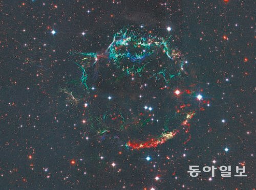 연구에 사용한 초신성 잔해 카시오페이아A의 합성 이미지. 카시오페이아A는 질량이 태양의 15∼25배 되는 별이 폭발한 초신성의 잔해로 추정된다. 붉은색, 초록색, 푸른색 부분이 각각 초신성에서 생성된 철, 황, 산소가 풍부한 곳이다. 이곳에서 새로 만들어진 다량의 인이 관측됐다.