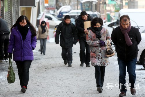 시민들이 빙판길을 조심스럽게 걷고 있다. 동아일보DB