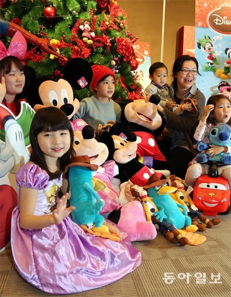 크리스마스엔 디즈니 주인공처럼… 신세계백화점은 크리스마스를 앞두고 25일까지 서울 중구 충무로 본점, 경기점, 센텀시티점 문화홀을 디즈니랜드처럼 꾸미고 디즈니 캐릭터 상품 등을 판매한다. 박경모 기자 momo@donga.com