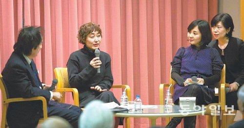 15일 일본 요코하마 가나가와근대문학관에서 한국과 일본의 단편소설이 낭랑하게 울려 퍼졌다. 왼쪽부터 쓰지하라 노보루 근대문학관장, 소설가 에쿠니 가오리와 정이현. 이들은 우리 사회에서 문학의 역할에 대해 진솔한 대담을 나눴다. 한일문화교류회의 제공