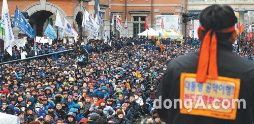 “수서發 KTX 설립 취소하라” 전국철도노동조합이 14일 오후 서울 용산구 동자동 서울역광장에서 개최한 ‘철도 민영화 저지 범국민대회’에 철도노조와 민주노총 소속 조합원 1만5000여 명(경찰 추산 9000여 명)이 모여 정부와 코레일을 성토하고 있다. 철도노조는 17일까지 수서발 KTX 설립을 취소하지 않을 경우 19일 2차 집회를 열 것이라고 밝혔다. 원대연 기자 yeon72@donga.com