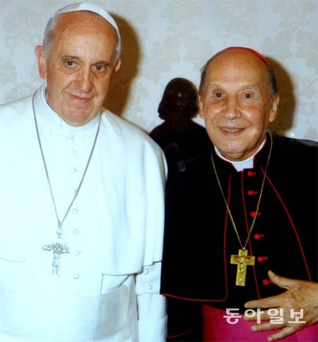 5월 로마 교황청에서 만난 프란치스코 교황(왼쪽)과 오푸스데이 단장인 하비에르 에체바리아 주교.