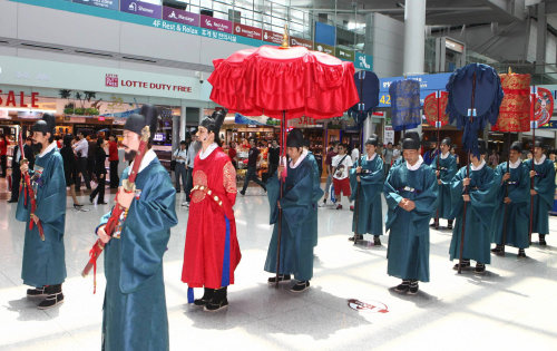 인천국제공항공사가 연말을 맞아 공항을 찾는 여행객을 위해 공연하는 문화행사 가운데 ‘왕가의 산책’의 한 장면. 지난해에는 167만여 명이 인천공항을 통해 출국해 2011년에 비해 12%가 늘어났다. 인천국제공항공사 제공