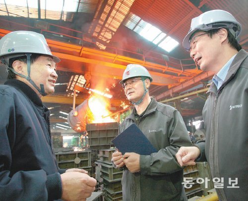 인천 서구 경서동에 있는 광희주물 근로자들이 공정 개선방법을 논의하고 있다. 한국생산기술연구원 제공