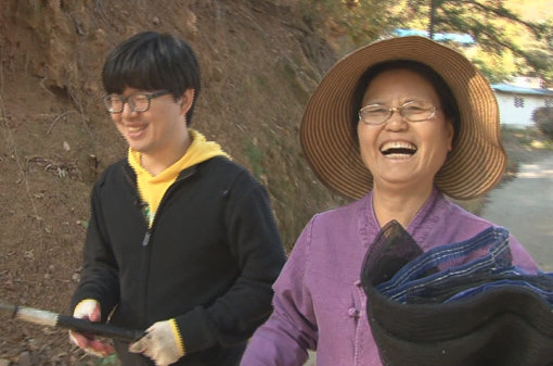 숯을 먹으면 건강할 수 있다는 이정림 씨(오른쪽)는 27년 동안 숯과 생활하며 터득한 자신만의 건강 비법을 소개한다. 사진제공｜채널A