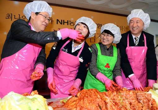 16일 오후 경기도 평택시청에서 열린 ‘최나연 프로와 NH농협손해보험이 함께 하는 사랑의 김장나누기’ 행사에서 김학현 NH농협손해보험 대표이사가 최나연에게 김장김치를 먹여주고 있다. 김선기 평택시장과 최은숙 경기사회복지공동모금회 사무처장(맨 오른쪽부터)이 이 모습을 보며 환하게 웃고 있다. 평택｜김민성 기자 marineboy@donga.com 트위터 @bluemarine007