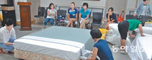 지난달 서울 중구 명동주민센터에서 진행된 호텔객실관리사 과정에서 교육생들이 침대 정리하는 법을 실습
하고 있다. 3주간의 교육을 마친 교육생들은 대부분 호텔 취업에 성공했다. 서울 중구 제공