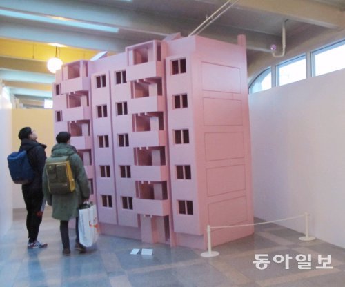 현실 속 아파트를 핑크빛 구조물로 재현한 이문호의 ‘금화아파트’. 고미석 기자 mskoh119@donga.com