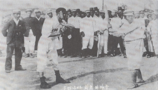 1910년 황성YMCA-한성학교의 경기장면으로, 현재까지 발굴된 가장 오래된 야구경기 사진이다. 대한야구협회(KBA)는 한국야구 도입 시기를 1905년에서 1904년으로 정정했다.