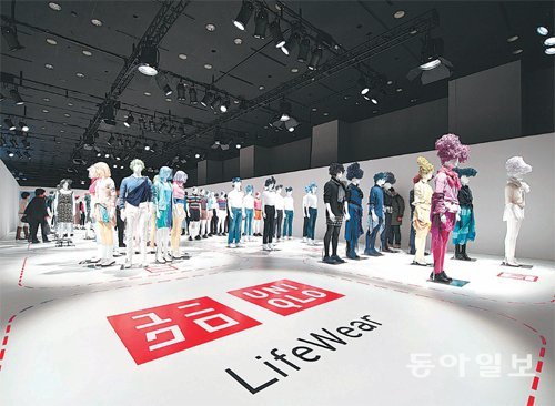유니클로는 12일 일본 도쿄 시부야 벨살 시부야가든 지하 이벤트홀에서 2014년 봄여름 시즌 프리뷰 행사를 열고, ‘라이프웨어’와 ‘UT’  제품 등을 선보였다.