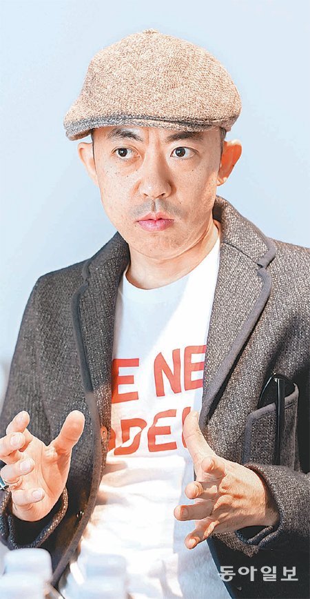유니클로의 티셔츠 라인인 ‘UT’의 크리에이티브 디렉터 니고(본명 나가오 도모아키) 씨가 내년에 선보일 티셔츠의 콘셉트를 설명하고 있다.