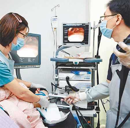 한국건강관리협회 건강증진의원 의료진이 위 내시경 검사를 진행하고 있다. 한국건강관리협회 제공
