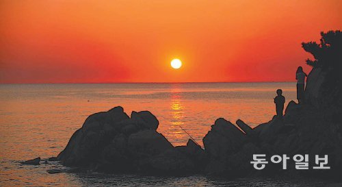 기암과 갯바위가 많은 인천 중구 용유동 선녀바위 해변은 낙조가 일품이다. 코레일 공항철도 제공