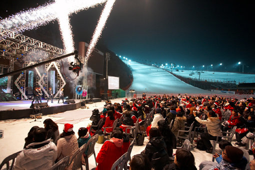 크리스마스를 앞두고 스키장들이 공연장으로 변신을 준비하고 있다. 지난해 설원 콘서트를 개최했던 서브원 곤지암리조트의 야외 공연 장면. 사진제공｜곤지암리조트