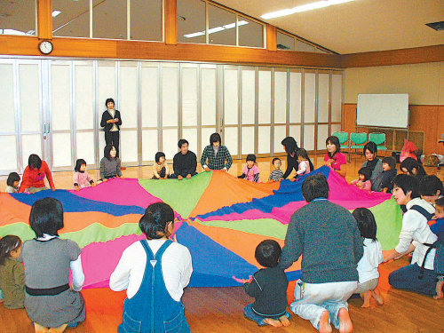 일본 정부는 요즘 지방자치단체별로 가정친화, 여성친화 정책을 펴고 있다. 이 과정에서 무엇보다 아버지의 참여를 독려하고 있다. 사진은 후쿠오카 현 무나카타 시의 학부모들이 아이들의 교육활동에 참여하는 모습. 사진 출처 무나카타 시 홈페이지