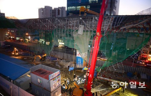 19일 오후 4시 15분경 부산 북항대교와 남항대교를 잇는 접속도로 공사현장(영도구 영선동)에서 20여 m 높이의 철골구조물이 
엿가락처럼 휘어 있다. 이 구조물이 무너지며 콘크리트 타설 작업을 하던 근로자 4명이 모두 숨졌다. 부산=서영수 기자 
kuki@donga.com