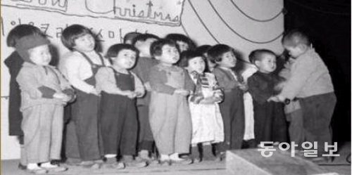 전쟁 고아들의 캐럴 1954년 남북애육원 크리스마스 행사에서 캐럴을 부르는 아이들. 남북애육원은 미군의 원조로 만든 6·25전쟁 고아들의 보금자리였다.