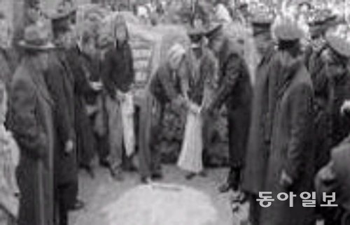 쌀 나누는 서민들 1959년 구세군에서 극빈자들에게 구호미를 나눠주는 모습. “더 가난한 사람에게 전해 달라”며 십시일반 쌀을 보태는 서민이 적지 않았다.