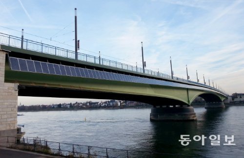 독일 본의 라인강에 있는 케네디 다리에 태양광판이 설치돼 있다. 태양광 전기로 다리 가로등의 불을 밝힌다. 주독일 한국대사관 본 분관 제공