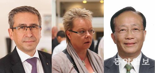 스포츠토토에 국제건전화인증 최고등급을 부여한 세계복권협회 관계자들. 왼쪽부터 장룩 모네바네 회장, 마리아 실란파 건전화평가위원장, 헨리 첸 심사위원. 스포츠토토 제공