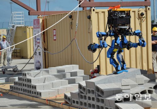 대회 1위를 차지한 일본 로봇 ‘에스원(S-ONE)’이 블록이 쌓인 험로를 지나가고 있다. 홈스테드=전승민 기자 enhanced@donga.com
