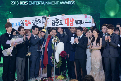 ‘내가 바로 대상의 주인공!’ 2013 KBS 연예대상을 거머쥔 김준호(가운데)가 동료들의 축하 속에 트로피를 들어 기쁨을 만끽하고 있다. 사진제공｜KBS