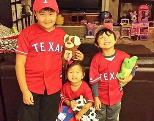 22일(한국시간) 추신수의 대형계약 소식이 전해진 뒤 아내 하원미 씨는 두 아들과 딸이 텍사스 유니폼을 입고 아빠의 입단을 함께 기념하고 있는 사진을 페이스북에 올렸다. 사진출처｜하원미 씨 페이스북