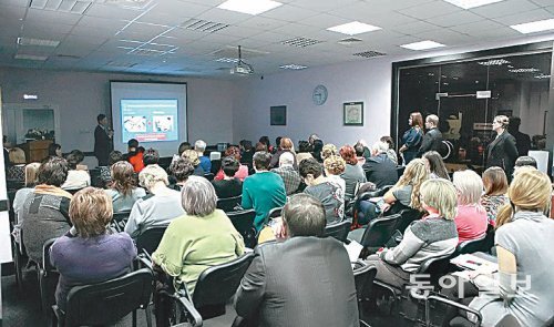20일 러시아 하바롭스크 겔 하우스에 현지 의료 관계자들이 모여 한국 의료 관광 시장에 대한 설명을 듣고있다. 대전시 제공