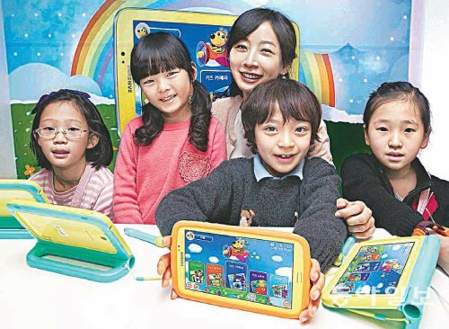 서울 송파구 잠실동 키자니아 내 삼성 모바일 디자인연구소에서 어린이들이 ‘갤럭시탭3 키즈’를 체험해보고
있다. 삼성전자 제공