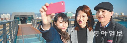 23일 개통한 대구 동구 신암동 아양 기찻길 입구에서 시민들이 휴대전화 카메라로 기념사진을 찍고 있다. 대구 동구 제공