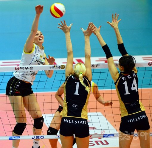 도로공사 니콜(왼쪽)이 24일 수원체육관에서 열린 V리그 여자부 현대건설과 경기에서 상대 블로킹 위로 스파이크를 시도하고 있다. 수원｜박화용 기자 inphoto@donga.com 트위터@seven7sola