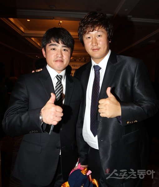 오릭스에서 선수와 통역으로 호흡을 맞춘 이대호(오른쪽)와 정창용 씨가 소프트뱅크로 함께 움직인다. 두 사람이 2년 전 오릭스 입단 당시 함께 포즈를 취하고 있다. 스포츠동아DB