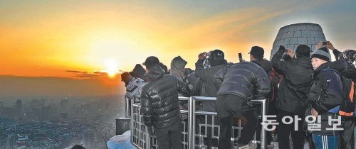 올해 1월 1일 서울 서대문구 안산 봉수대에서 첫 일출을 바라보며 시민들이 새해 소망을 빌고 있는 모습. 내년 갑오년 새해에도 서울 시내 중심과 외곽 지역의 산과 공원 19곳에서 신년 아침 해맞이 행사가 다양하게 마련된다. 서울시 제공