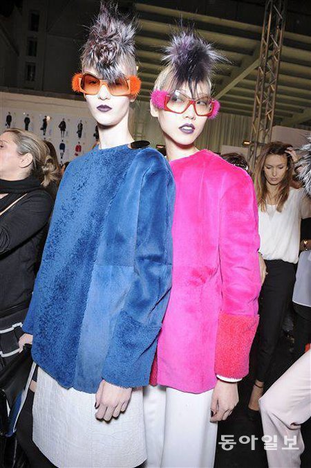 모피를 소재로 한 구두와 비비드톤의 상의, 스커트 등을 다양하게 활용한 펜디의 2013년 가을·겨울 컬렉션. 인터패션플래닝 제공