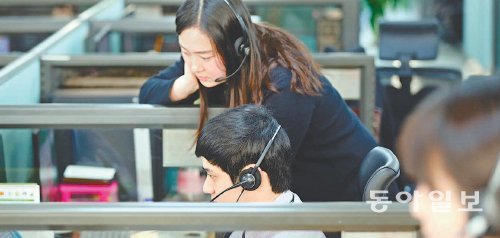 23일 서울 영등포구 문래동 LG전자 콜센터 서울사무소에서 콜센터 상담원들이 고객들의 전화에 응대하고 있다. 박영대 기자 sannae@donga.com
