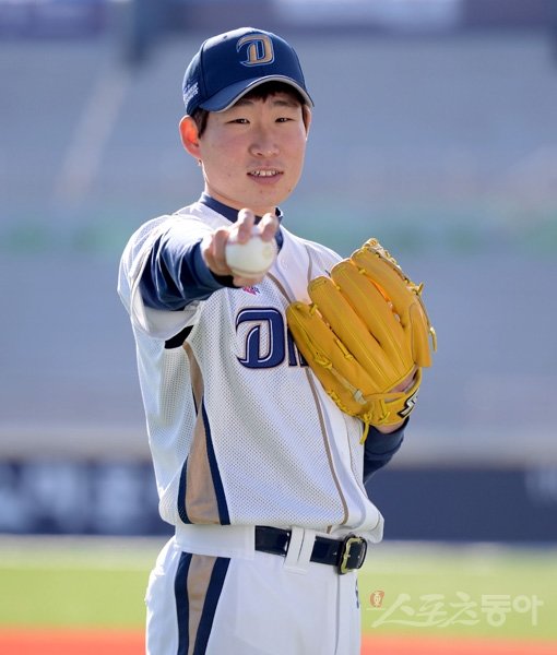 NC 이재학이 넥센 이강철 수석코치가 보유한 최다 연속 두 자릿수 승리 기록에 도전한다. 올 시즌 10승을 올리며 신인왕을 거머쥔 그는 더욱 강력한 구종들을 장착해 내년 시즌 이후로도 꾸준한 성적을 내고 싶어 한다. 스포츠동아DB