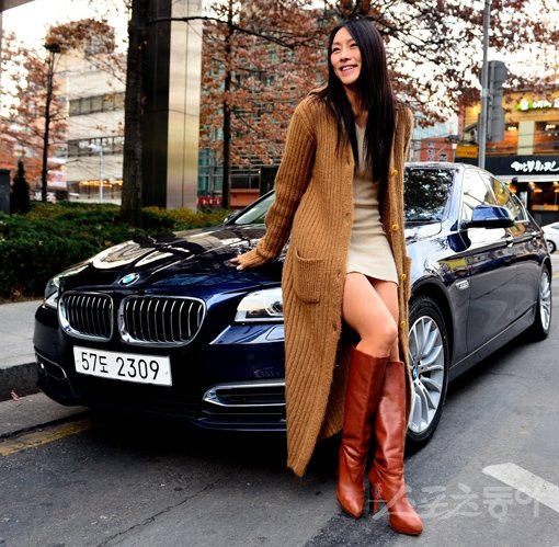 BMW 뉴 528i xDrive와 함께 한 뮤지컬배우 차지연. 라이선스 뮤지컬 ‘카르멘’에서 마성적인 여인의 매력을 한껏 뿜어내고 있는 차지연은 “BMW 뉴 528i xDrive는 극 중 ‘호세’와 같은 남성미가 넘친다”며 “꼭 갖고 싶은 차”라고 했다. 박화용 기자 inphoto@donga.com 트위터 @seven7sola