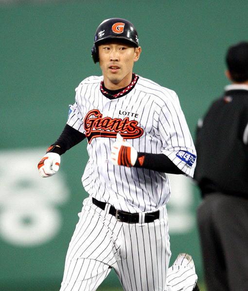 지난달 말 롯데로부터 방출 통보를 받은 이인구에게는 올해 크리스마스가 어느 때보다 힘겹다. 개인훈련을 하면서 타 구단의 부름을 기다려왔지만, 이마저도 여의치 않은 처지에 몰려있다. 스포츠동아DB