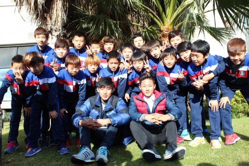 FC바르셀로나 유소년팀에서 뛰고 있는 장결희(앞줄 왼쪽)와 이승우(앞줄 오른쪽)가 스페인 유소년팀과의 교류전을 앞둔 후배들을 격려한 뒤 함께 사진을 찍고 있다. 동아일보DB