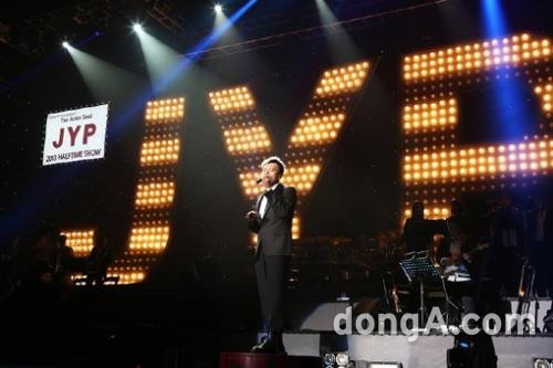 박진영이 자신의 브랜드 공연인 ‘나쁜 파티’를 열고 가수와 프로듀서를 넘나들며 쌓아온 내공을 자랑했다. 정준화 기자 jjh@donga.com