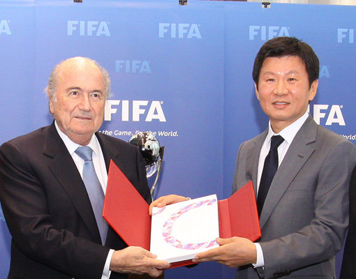 제프 블래터 FIFA회장(왼쪽)에게 2017 U-20 월드컵 유치 신청서를 전달하고 있는 정몽규 회장. 사진제공｜대한축구협회
