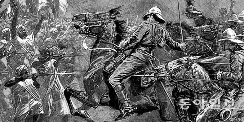 1898년 수단 옴두르만에 포진한 마흐디군을 향해 돌격하는 영국 제21기병연대의 전투 장면을 묘사한 당시 영국의 신문 삽화. 훗날 영국 총리가 되는 윈스턴 처칠이 소위로 참여한 이 돌격은 영국 역사상 연대 단위의 마지막 기병 돌격이 됐다. 일조각 제공