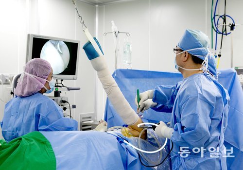 송은성 세바른병원 강서점 원장이 관절내시경을 이용하여 어깨관절을 치료하고 있다. 세바른병원 제공