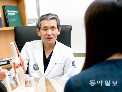 고재현 세바른병원 강서점 원장이 류머티즘 관절염 환자에게 올바른 치료법에 대해 알려주고 있다. 세바른병원 제공