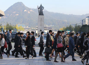 서울 광화문 사거리 횡단보도를 건너는 출근길 직장인들.