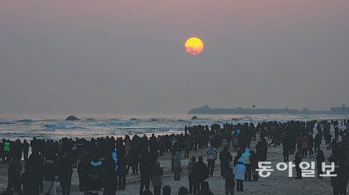 해맞이 명소인 강원 동해시 망상해변의 해맞이. 동해시는 새해 첫날 해맞이 인파가 몰릴 것으로 보고 망상해변 바다민원실에 종합상황실을 운영한다. 동해시 제공