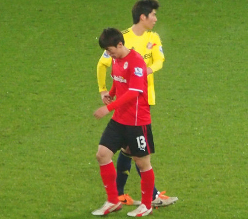 김보경이 교체 아웃될 때 악수를 나누는 모습. 카디프(웨일즈)｜허유미 통신원