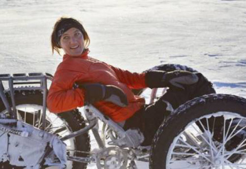 영국의 마리아 레저스텀이 특수 제작한 ‘세 바퀴 자전거’를 타고 가는 자신의 모습을 트위터에 올렸다. 출처 마리아 레저스텀 트위터