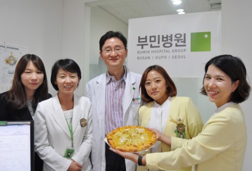 <피자 간식을 전달 받은 서울부민병원>